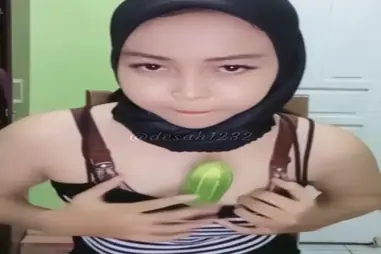 Cewek Jilbab Cantik Live Show Main Timun Tanpa Malu